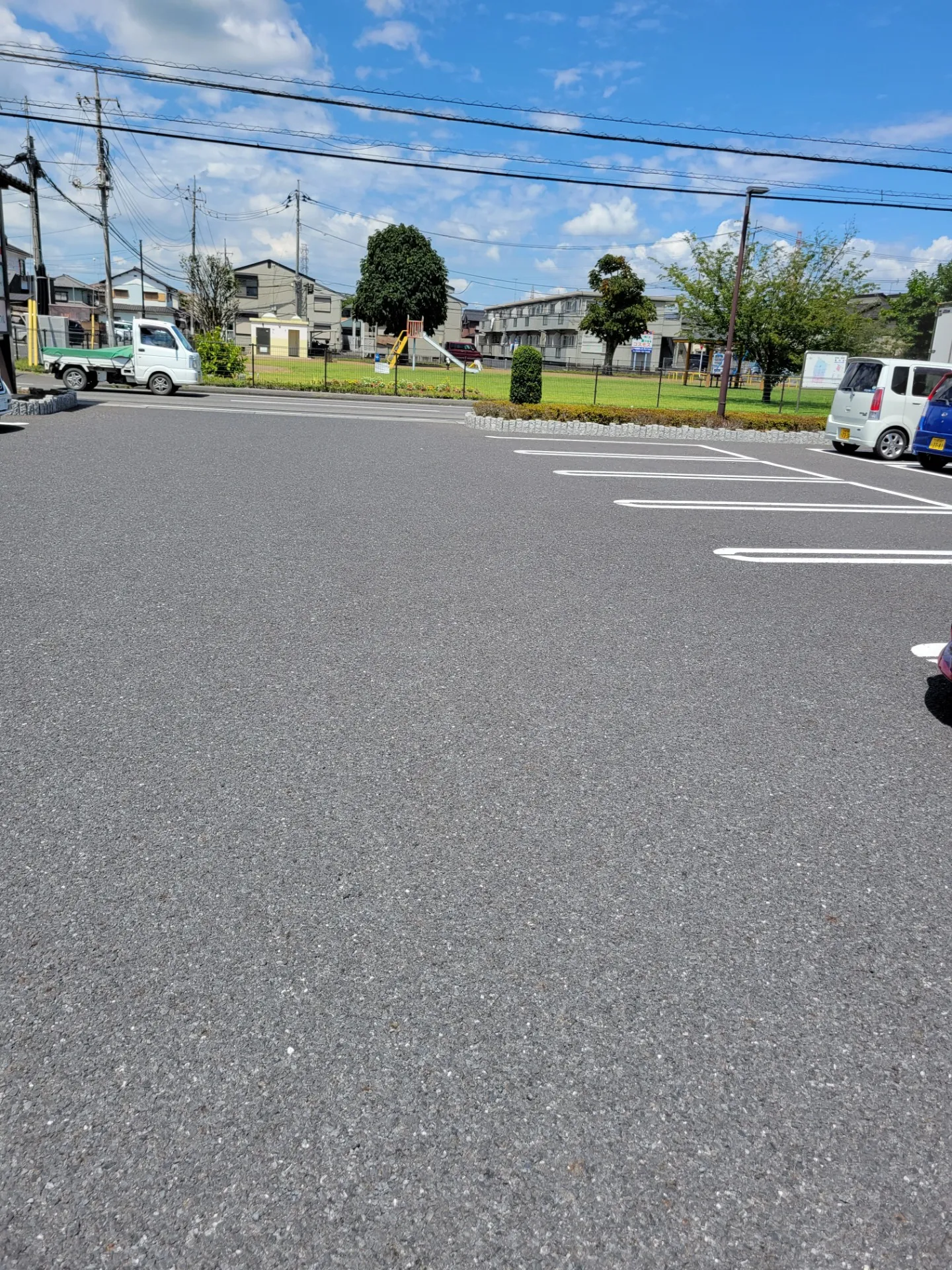 広い駐車場＆目の前は公園