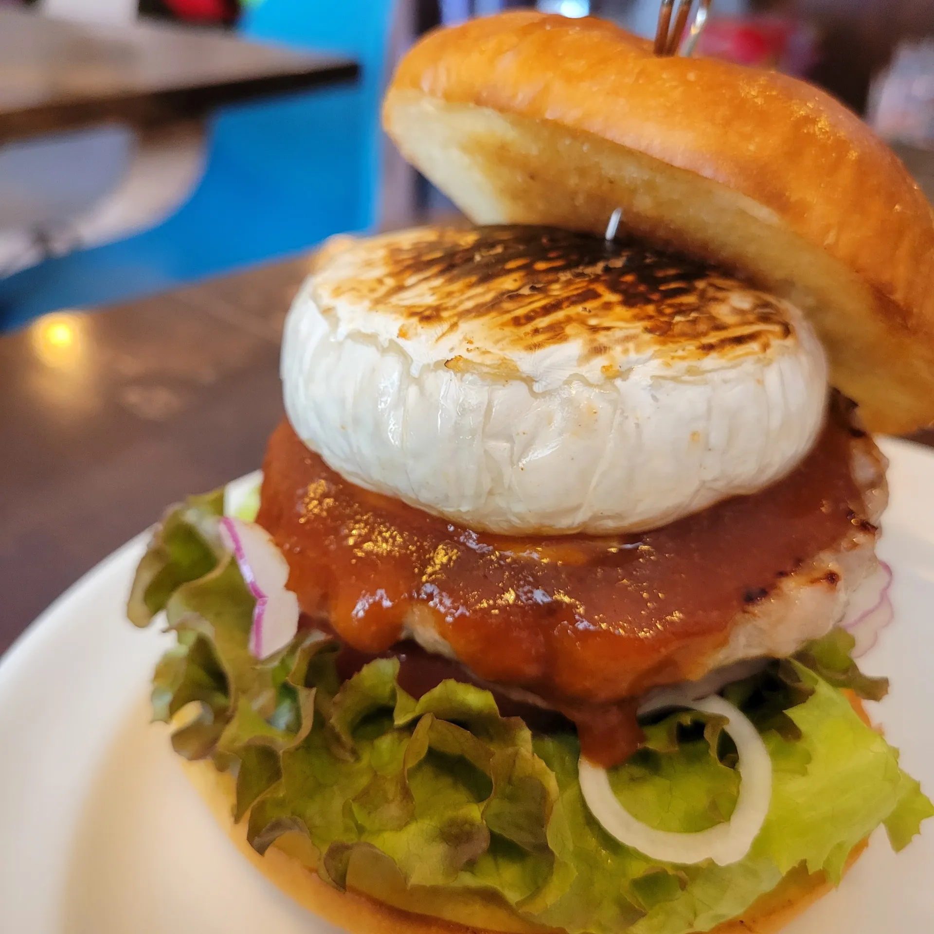 丸ごと焼きカマンベールチーズバーガー